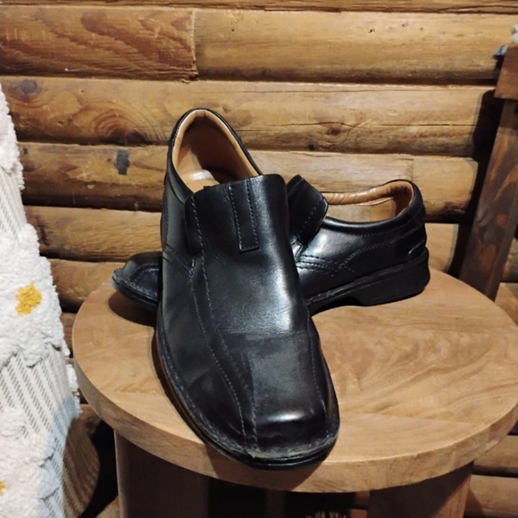 Clarks Black Loafers with Smooth Leather and Classic Design - Picture 1 of 11